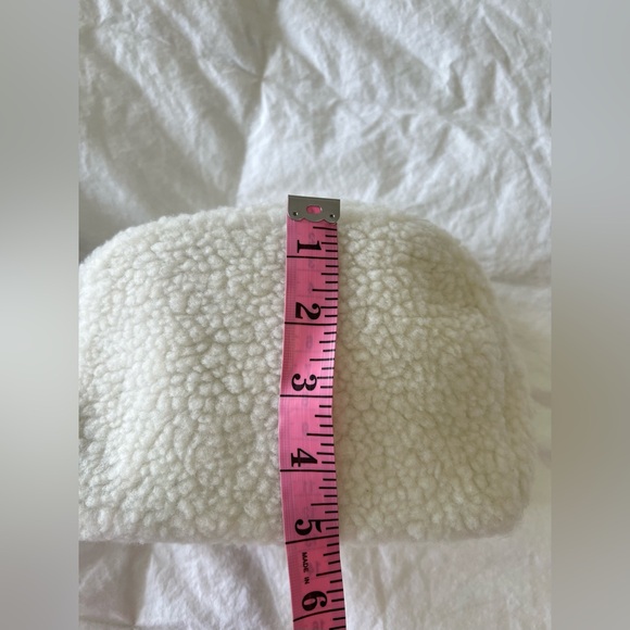 Kate Spade | White Faux Sherpa Cosmetic Bag Makeup Travel Pouch Wristlet Clutch - Picture 5 of 7
